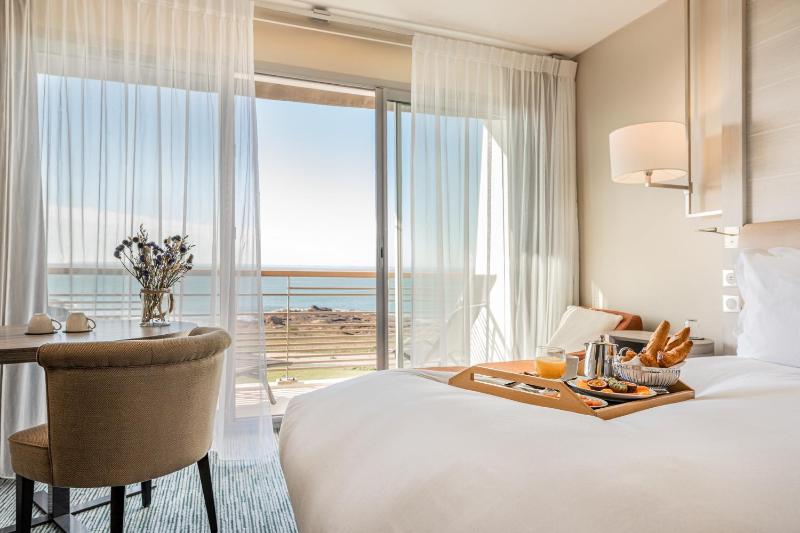 Superior Double Room with Balcony - Facing The Sea image 3