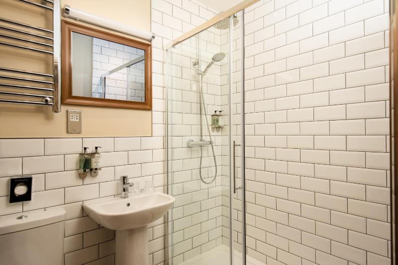 Double or Twin Room image 4