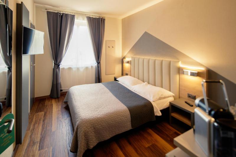 Double Room image 1