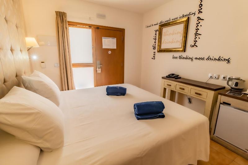 Standard Double Room image 4