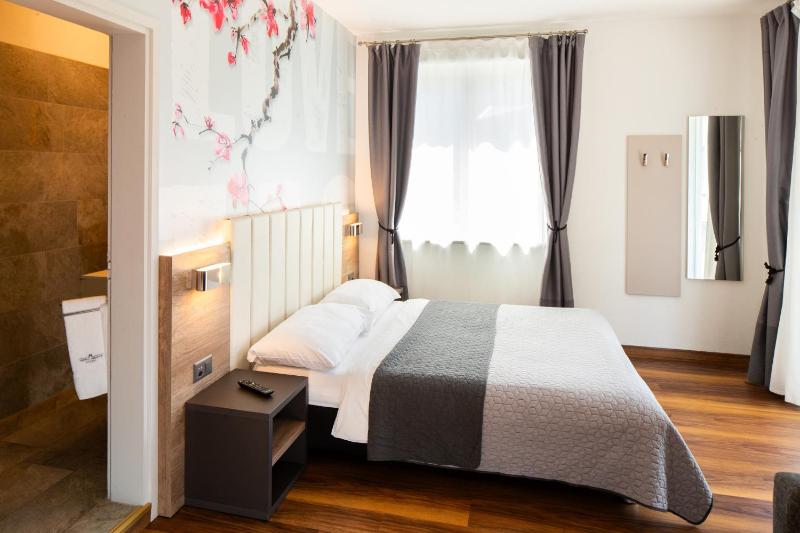 Deluxe Double Room with Balcony image 1