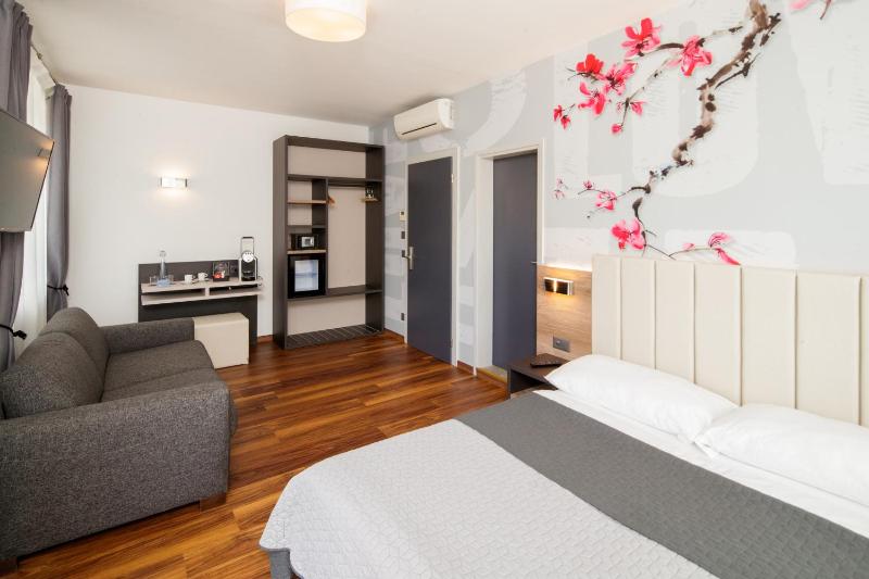 Deluxe Double Room with Balcony image 2