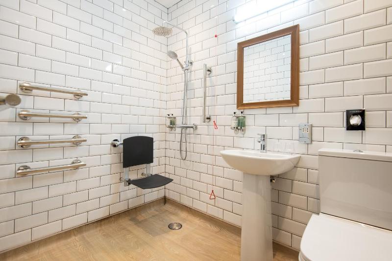 Accessible Double or Twin Room image 3