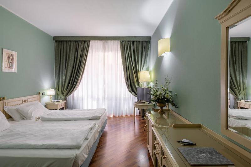 King Room with Roll-In Shower - Disability Access image 1