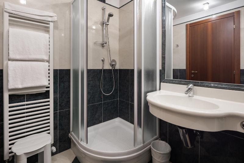 Deluxe Twin Room image 4