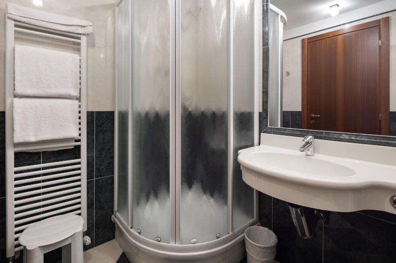 Deluxe Twin Room image 3