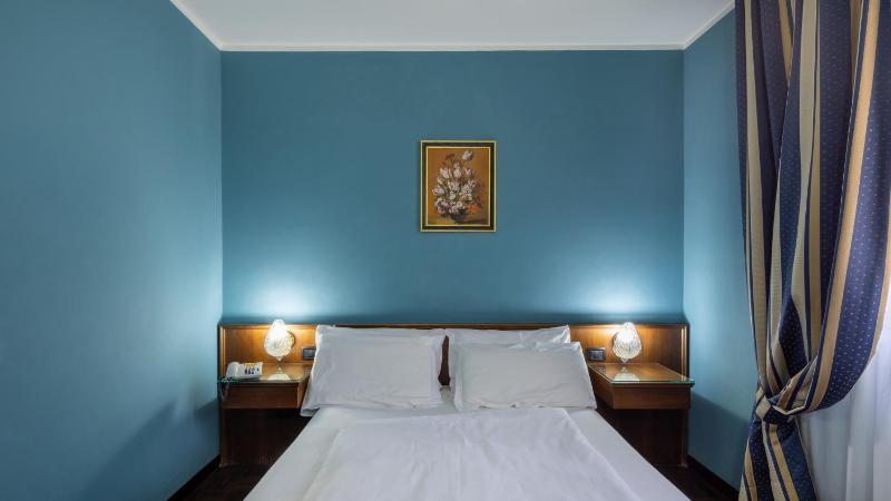 Business Queen Room image 4