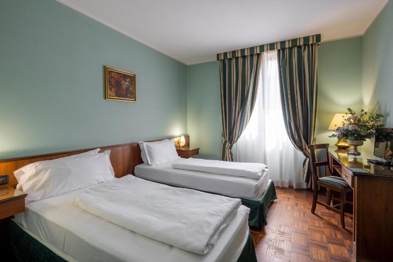 Standard Twin Room image 4
