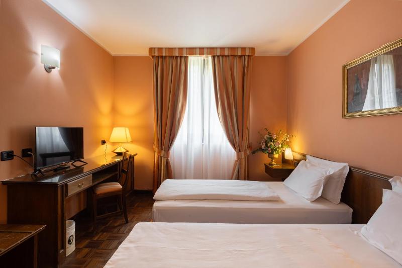 Standard Twin Room image 3