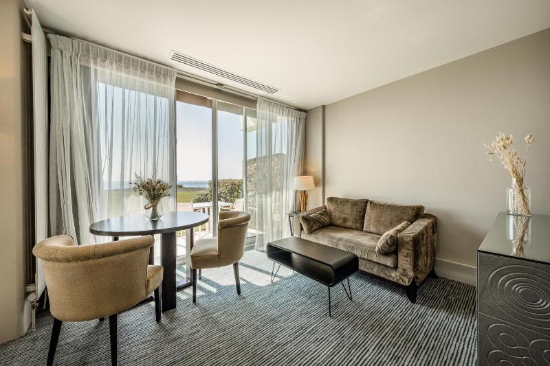 Sofitel Suite with Balcony - Facing The Sea image 4