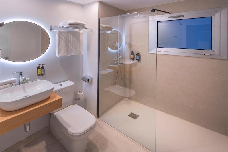 Small Double Room image 4