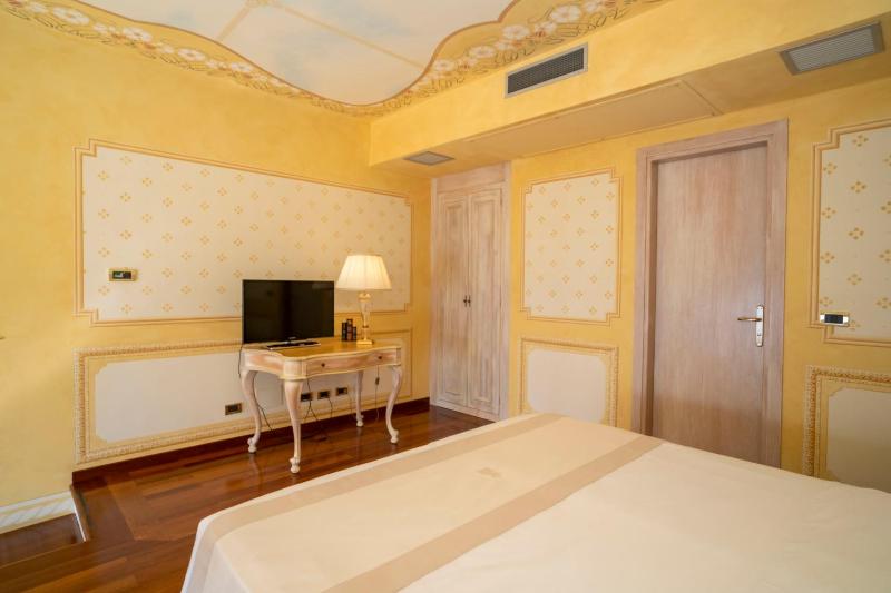 Suite with Sea View image 1