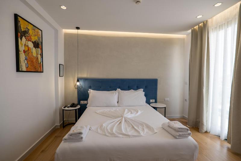 Deluxe Double Room with Side Sea View image 1