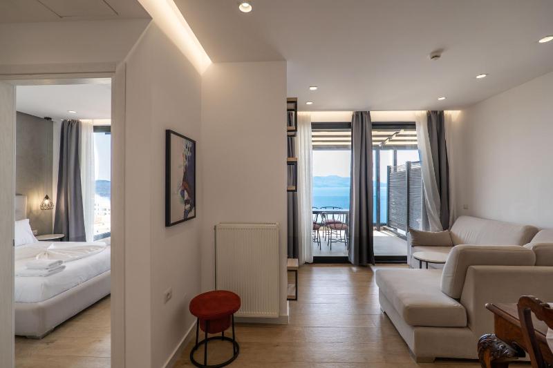 Two-Bedroom Suite with Terrace and Sea View image 4
