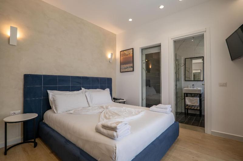 Deluxe Double Room with Side Sea View image 3