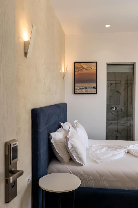 Deluxe Double Room with Side Sea View image 4