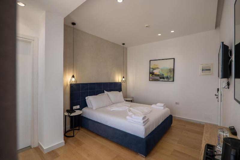 Deluxe Double Room with Balcony and Sea View image 3