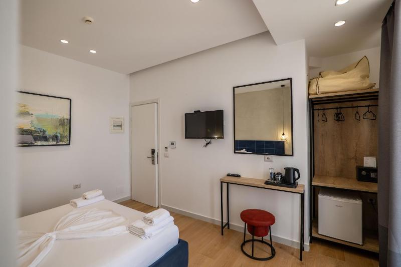 Deluxe Double Room with Balcony and Sea View image 4