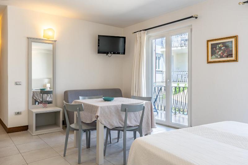 Junior Suite with Balcony image 3