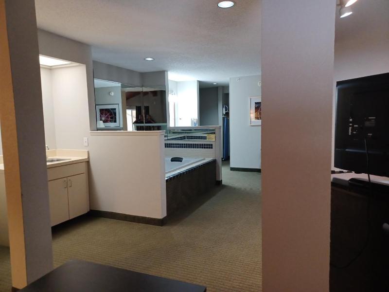 Executive Studio King Suite - Non-Smoking image 4