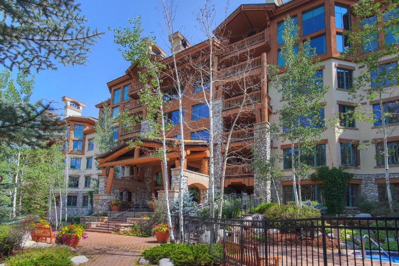 Gorgeous Corner 3Br- Ski in out Access and 3 Decks! - image 30