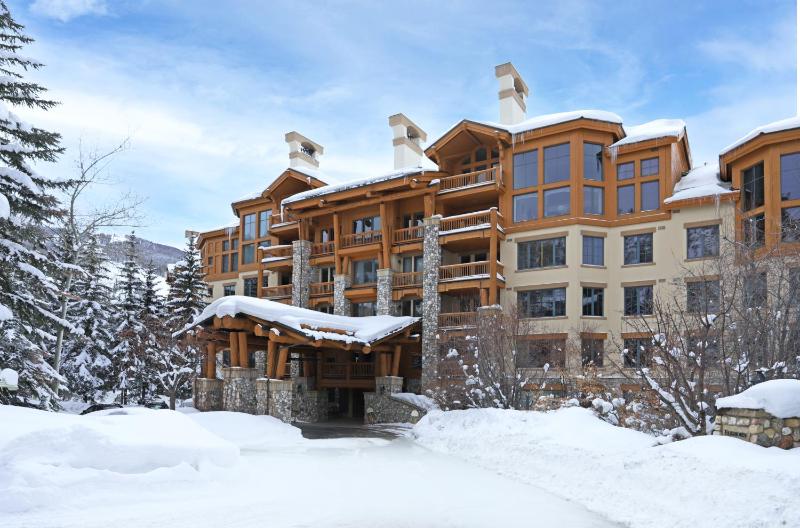 Gorgeous Corner 3Br- Ski in out Access and 3 Decks! - image 2