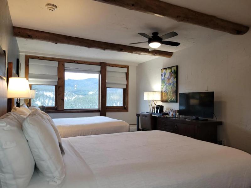 Queen Room with Two Queen Beds with Mountain View image 2