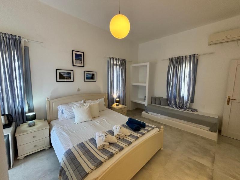Standard Triple Room with Sea View image 3