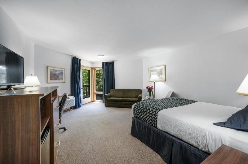 Queen Room image 4