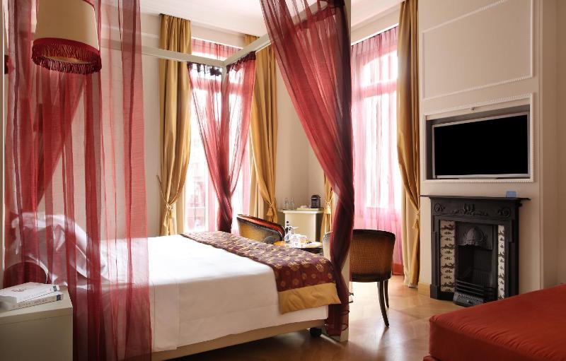 Deluxe Triple Room image 2