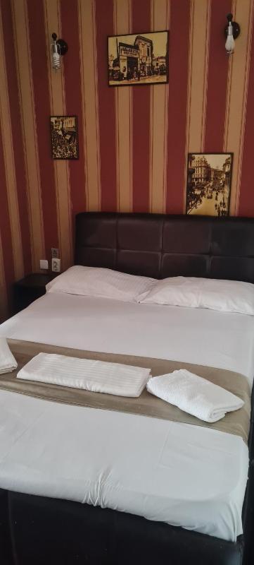 Standard Double/Twin Room image 3
