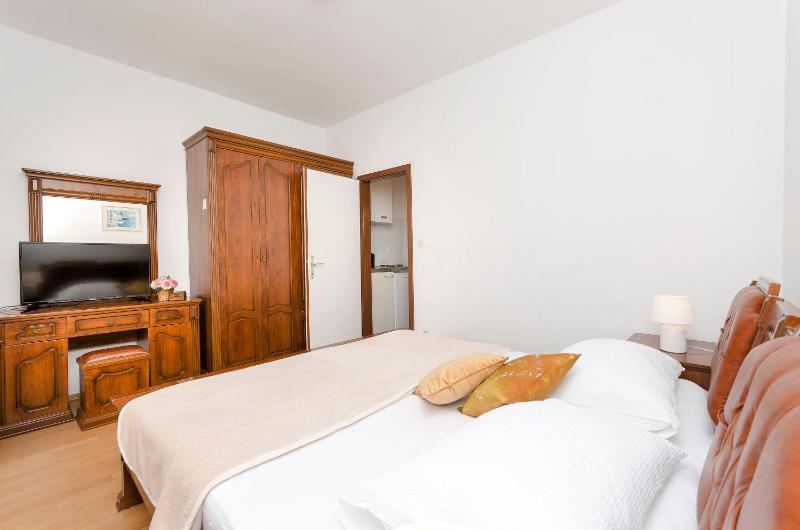 Apartment and Rooms Artina - image 12