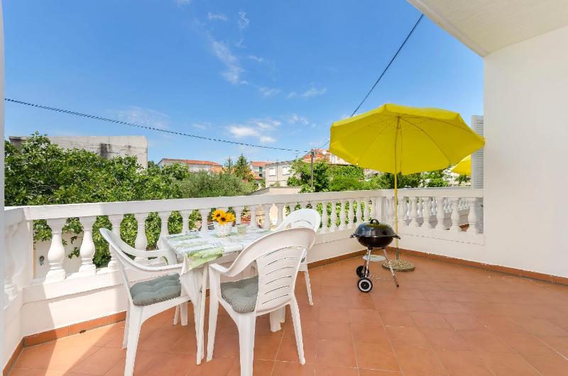 Apartment and Rooms Artina - image 2