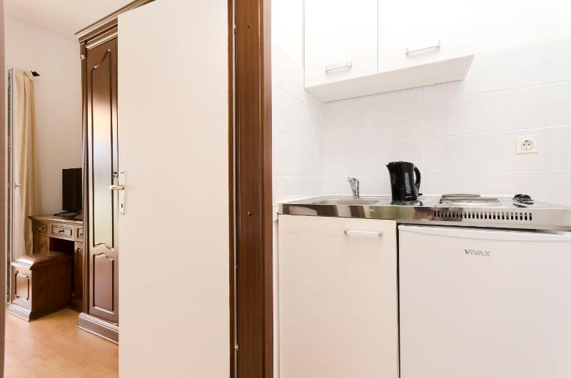 Apartment and Rooms Artina - image 11