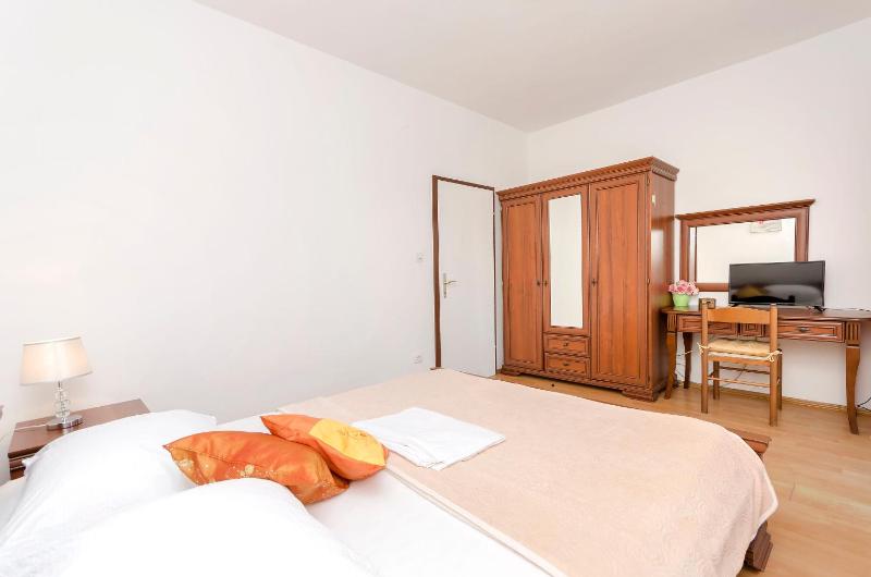 Apartment and Rooms Artina - image 16