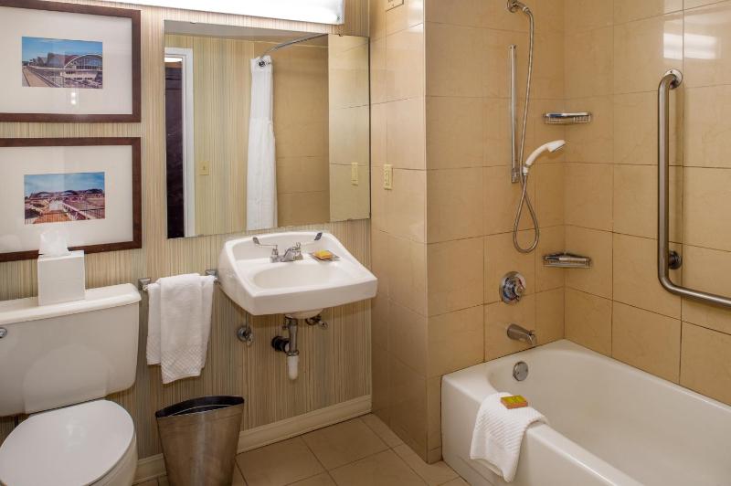King Room with Bath Tub - Mobility Access image 2