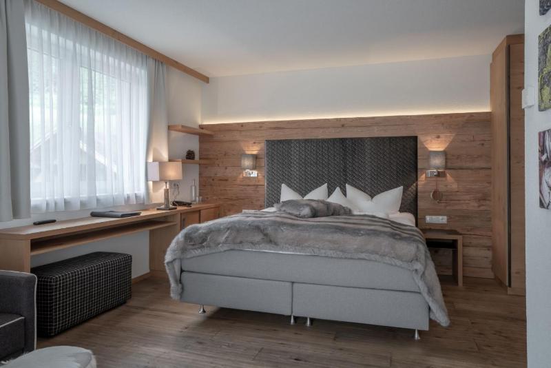 Deluxe Double Room with Balcony image 1