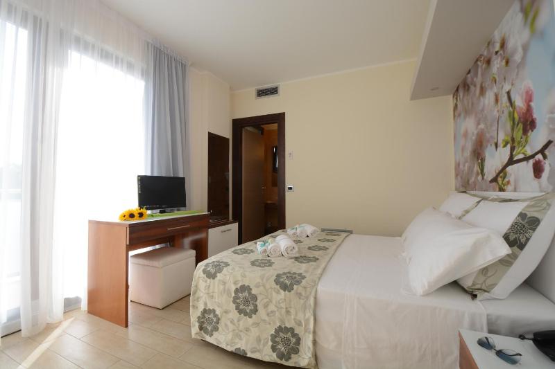Double or Twin Room with Balcony image 3