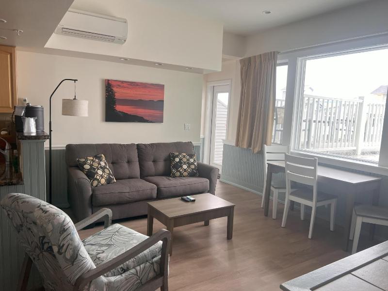 Deluxe One-Bedroom Apartment with Harbour View image 1