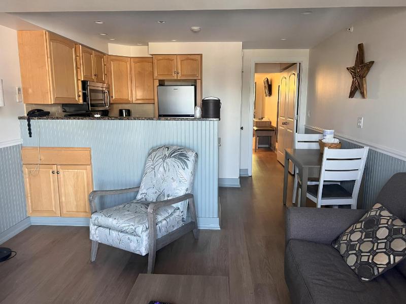 Deluxe One-Bedroom Apartment with Harbour View image 3