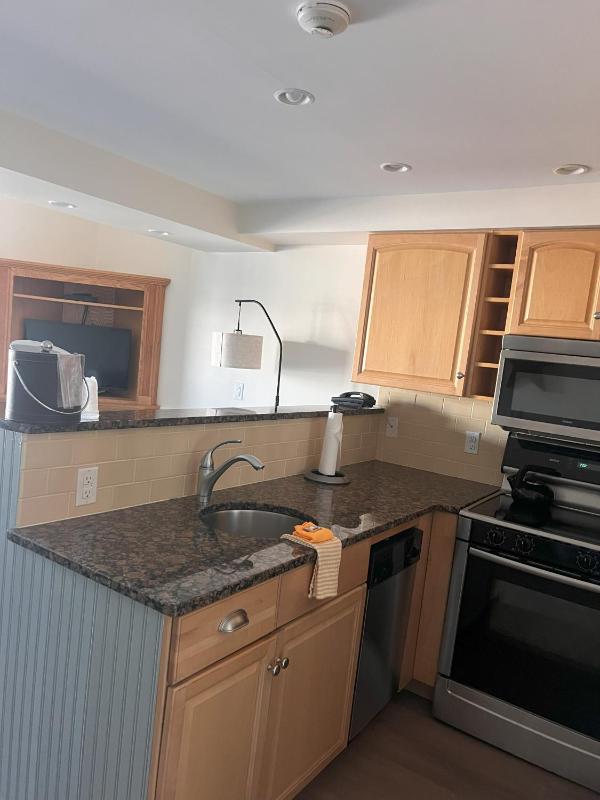 Deluxe One-Bedroom Apartment with Harbour View image 2
