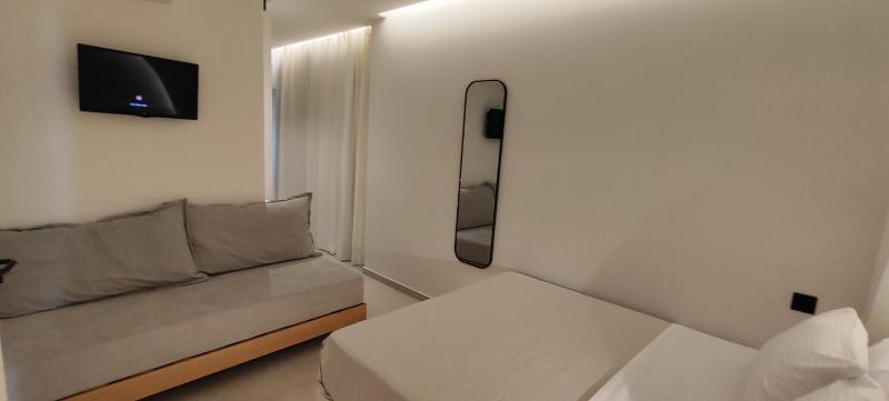 Deluxe Triple Room with Sea View image 2