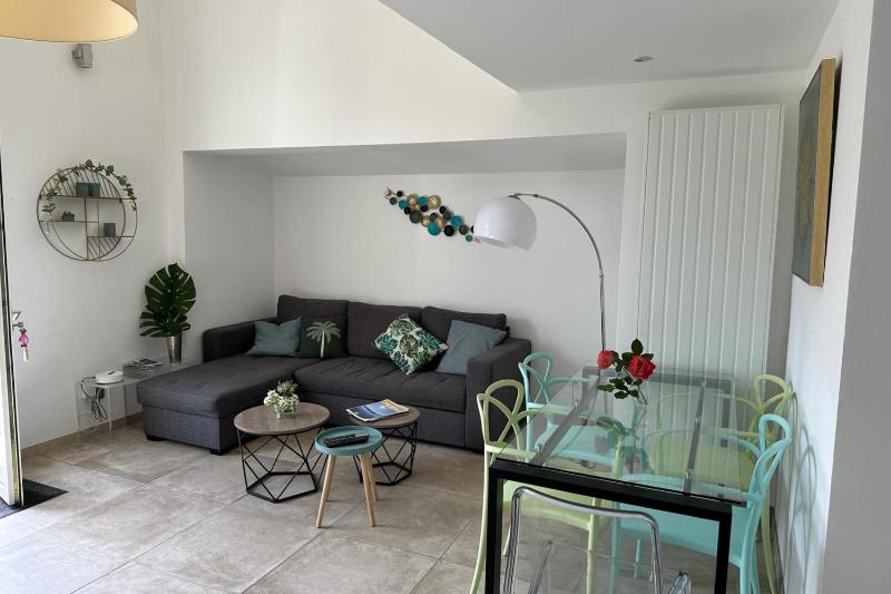 Pretty harbour house with garden - image 1
