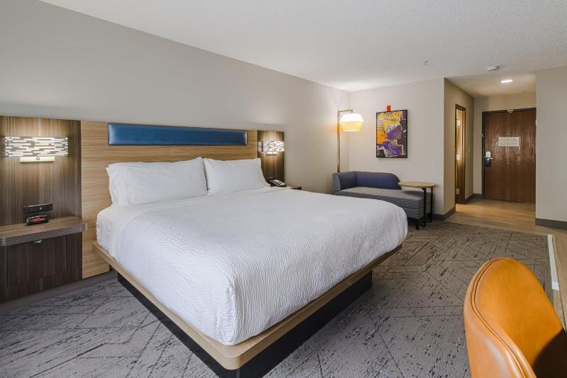 Standard King Room with Mobility Accessible Tub image 2