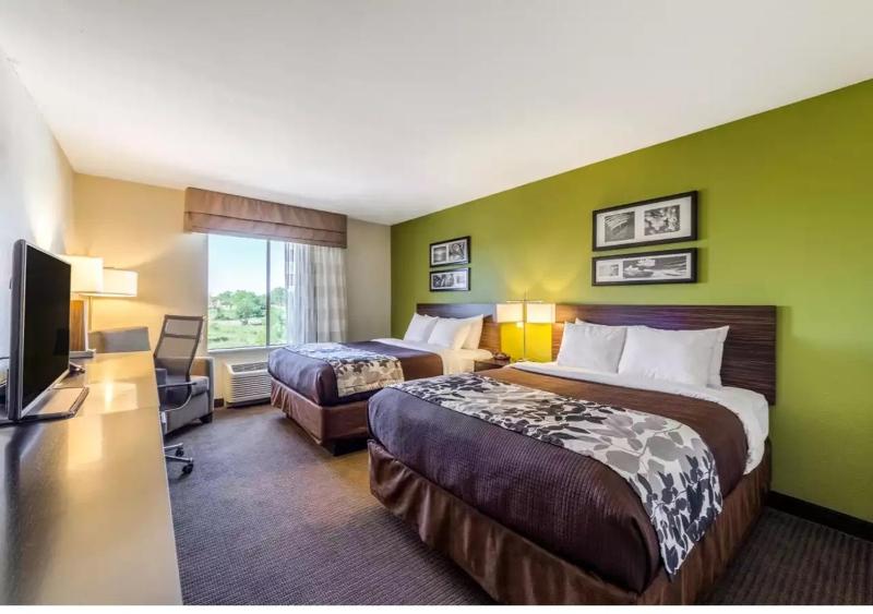 Queen Room with Two Queen Beds - Non-Smoking image 2