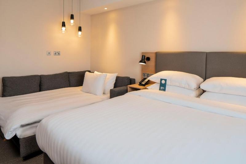 Standard Queen Room with Sofa Bed - Non-Smoking image 2