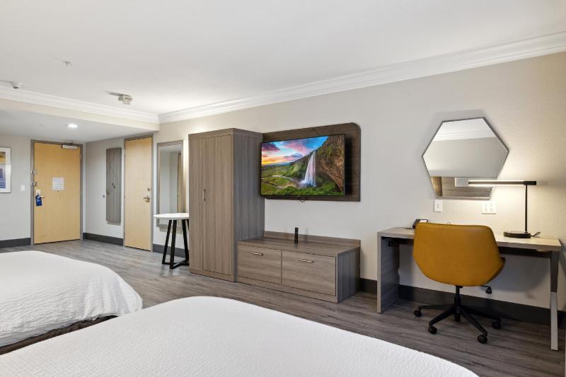 Queen Room with Two Queen Beds - Mobility Access Tub/Non-Smoking image 2