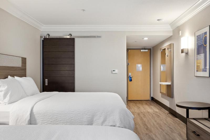 Standard Room with Two Queen Beds image 3