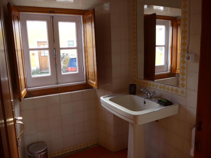 Budget One-Bedroom Apartment image 3