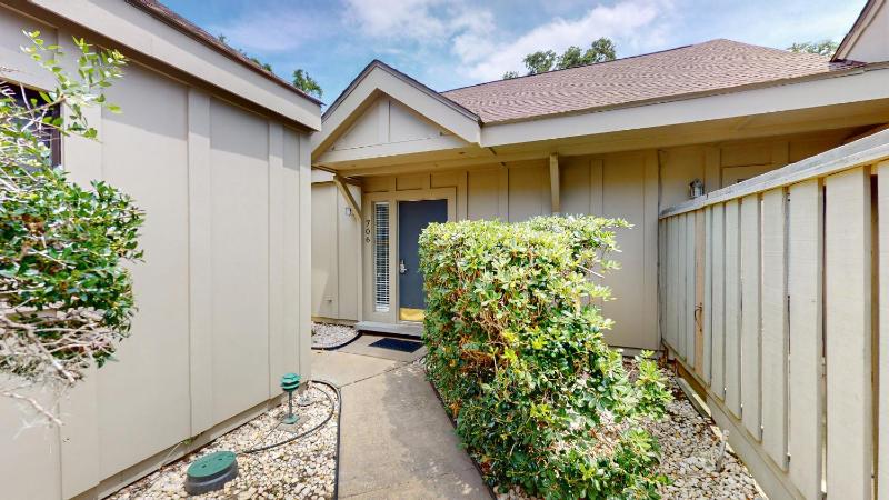 706 Queens Grant - image 3